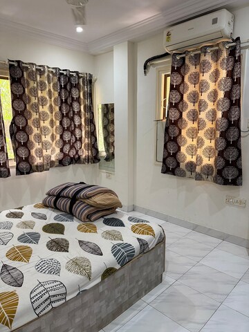 Bedroom in 1 BHK Apartment at Khar West – for Rent