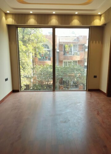 Room in 5 BHK Builder Floor at Sector 21a – for Sale