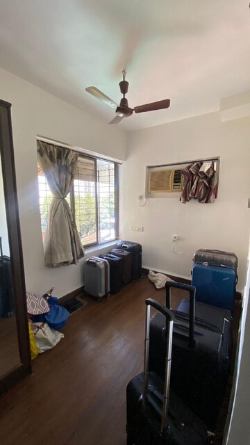 Room in 1.5 BHK Apartment at Bandra West – for Rent