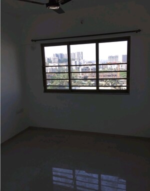 Room in 2 BHK Apartment at Sheth Vasant Oasis, Andheri East – for Rent
