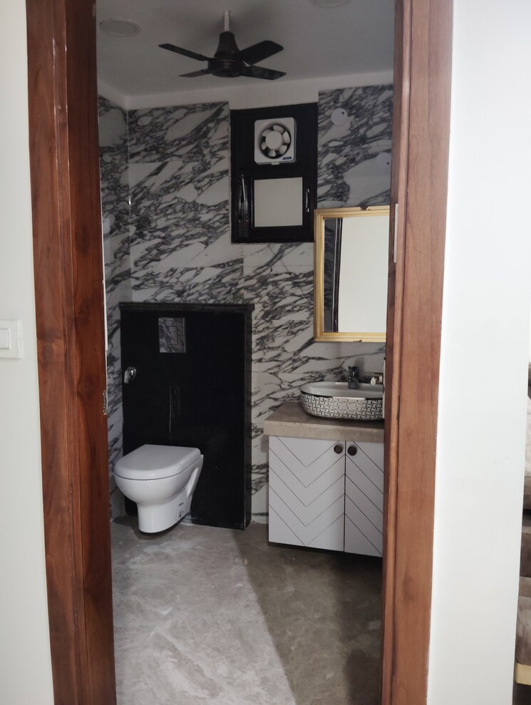 Bathroom, karol bagh 4 Bedroom 2150 Sq.Ft. Builder Floor In Karol Bagh Delhi 8569731