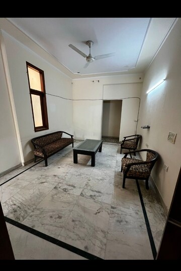 Living Room in 2 BHK Builder Floor at SAS Tower, Sector 38 – for Rent