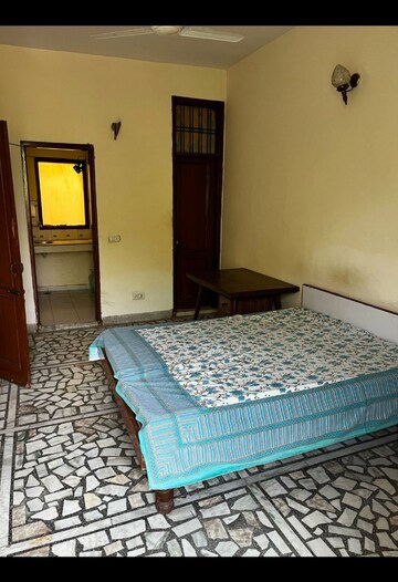 Bedroom in 2 BHK Builder Floor at SAS Tower, Sector 38 – for Rent