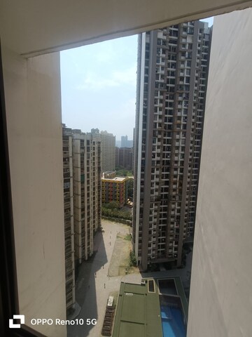Bathroom in 2.5 BHK Apartment at Sheth Vasant Lawns, Laxmi Nagar – for Rent