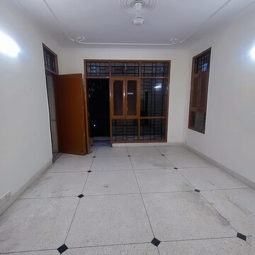 Room in 3 BHK Builder Floor at Unitech South City II, Sector 50 – for Rent