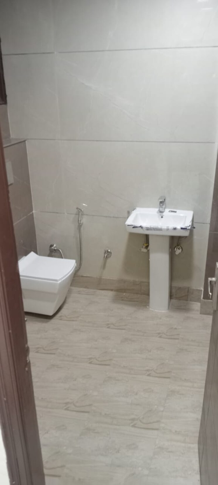 Bathroom, govindpuri 3 Bedroom 900 Sq.Ft. Builder Floor In Govindpuri Delhi 8569916