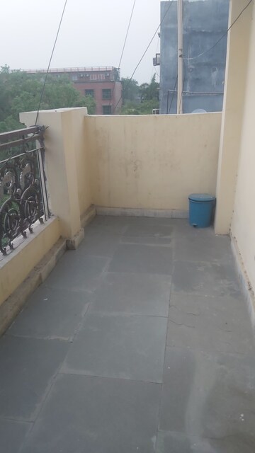 Furnished Amenities in 1.5 BHK Builder Floor at Mayur Vihar – for Rent
