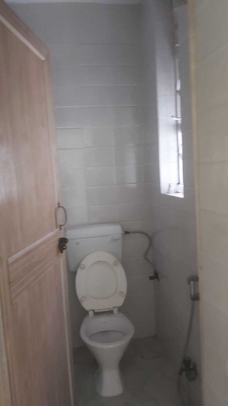 Bathroom, uma-cooperative-society 2.5 Bedroom 850 Sq.Ft. Apartment In Mayur Vihar 1 Delhi 8570065