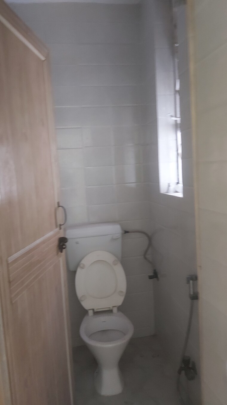 Bathroom, uma-cooperative-society 2.5 Bedroom 850 Sq.Ft. Apartment In Mayur Vihar 1 Delhi 8570065