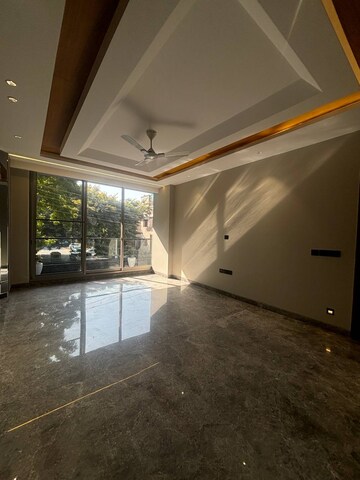 Parking in 4 BHK Builder Floor at DLF Imperial Residences, Dlf Phase I – for Sale