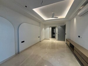 Building Lobby in 4 BHK Builder Floor at DLF City Phase IV, Dlf Phase iv – for Sale