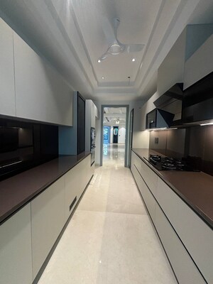 Building Lobby in 4 BHK Builder Floor at DLF City Phase IV, Dlf Phase iv – for Sale