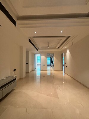 Building Lobby in 4 BHK Builder Floor at DLF City Phase IV, Dlf Phase iv – for Sale