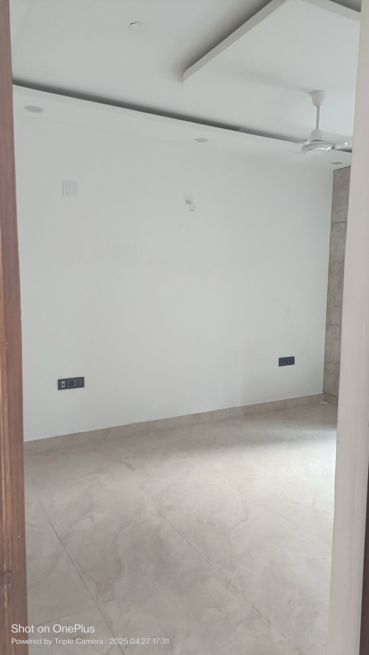 Room, ashoka-enclave-faridabad 3 Bedroom 233 Sq.Yd. Builder Floor In Sector 34 Faridabad 8570533