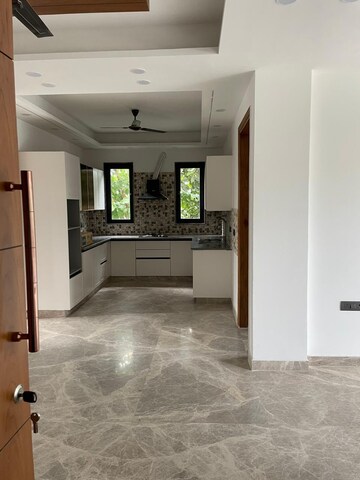 Room in 3 BHK Builder Floor at Dlf Phase I – for Rent