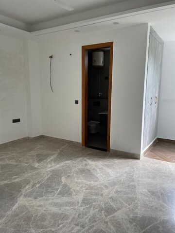 Room in 3 BHK Builder Floor at Dlf Phase I – for Rent