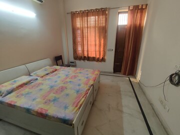 Bedroom in 4 BHK Builder Floor at Sector 43 – for Rent