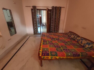 Bedroom in 4 BHK Builder Floor at Sector 43 – for Rent