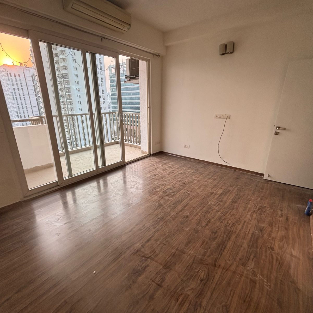 4 BHK + Servant Room Apartment For Rent in Emaar MGF The Palm Drive Studios