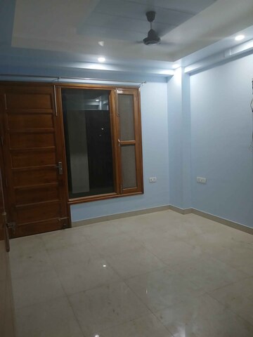 Room in 3 BHK Builder Floor at Sector 9 – for Rent