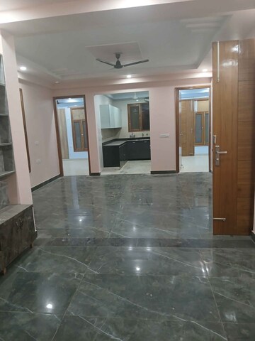 Room in 3 BHK Builder Floor at Sector 9 – for Rent