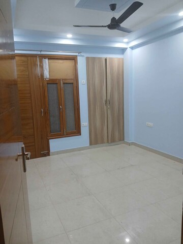 Room in 3 BHK Builder Floor at Sector 9 – for Rent