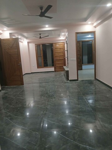 Room in 3 BHK Builder Floor at Sector 9 – for Rent