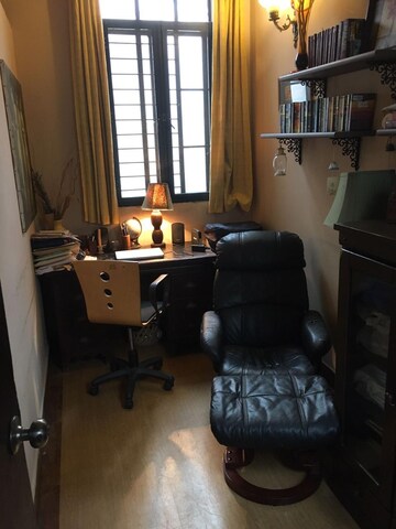 Team Area in 3 BHK Builder Floor at Patel Nagar – for Sale