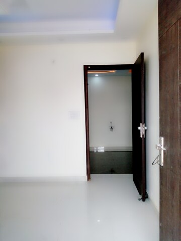 Room in 3 BHK Builder Floor at Deep Homes Sector 73, Sector 73 – for Sale