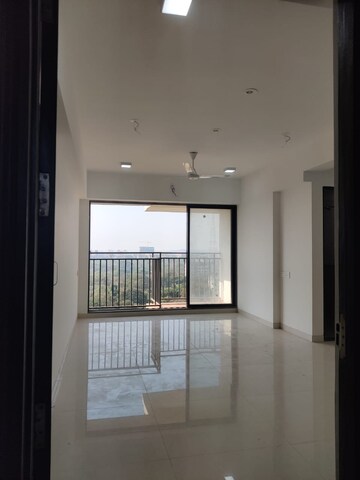 Room in 2 BHK Apartment at Kalpataru Towers, Kandivali East – for Rent