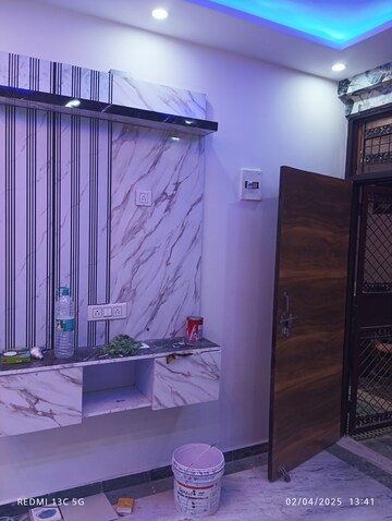 Room in 3 BHK Builder Floor at Shalimar Garden – for Rent