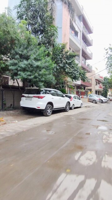 Parking in 4 BHK Independent House at New Colony – for Sale