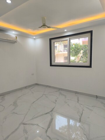 Room in 4 BHK Apartment at Vasant Kunj – for Sale