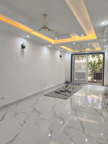 Room in 4 BHK Apartment at Vasant Kunj – for Sale