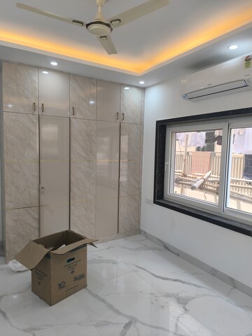 Room in 4 BHK Apartment at Vasant Kunj – for Sale