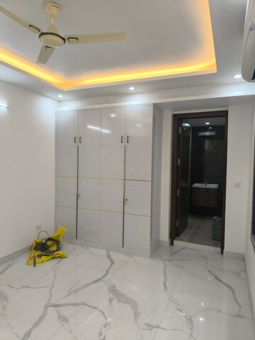 Room in 4 BHK Apartment at Vasant Kunj – for Sale