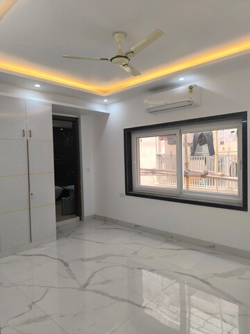 Room in 4 BHK Apartment at Vasant Kunj – for Sale