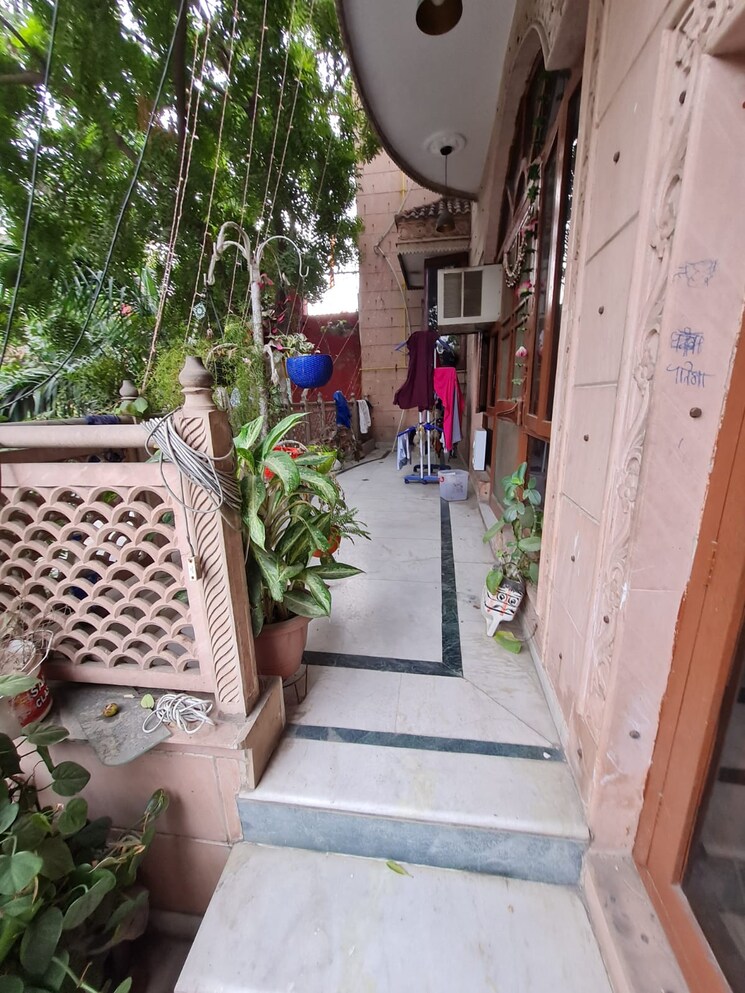 Balcony, sector 12 6 Bedroom 171 Sq.Mt. Independent House In Sector 12 Noida 8578625