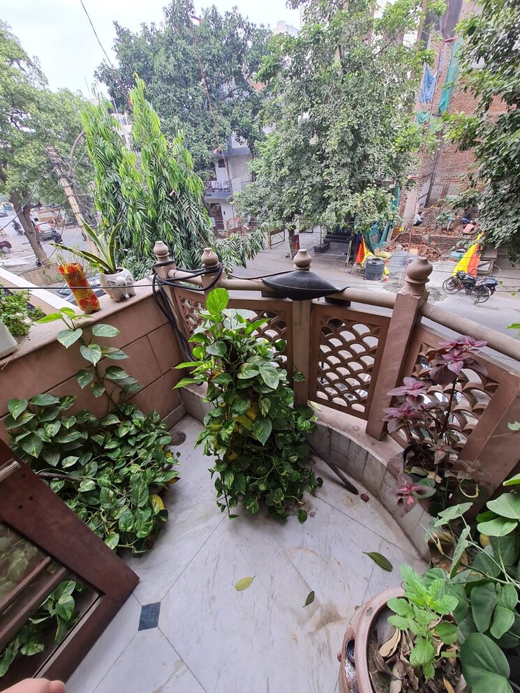 Balcony, sector 12 6 Bedroom 171 Sq.Mt. Independent House In Sector 12 Noida 8578625