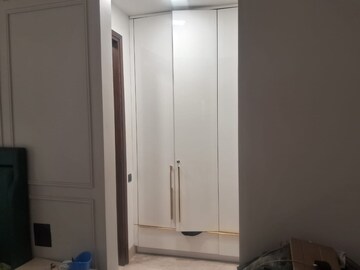 Room in 4 BHK Builder Floor at Dlf Phase I – for Rent