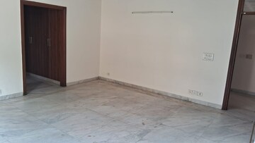 Room in 6 BHK Villa at Dlf Phase I – for Rent