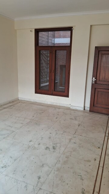 Room in 6 BHK Villa at Dlf Phase I – for Rent