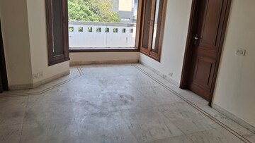 Room in 6 BHK Villa at Dlf Phase I – for Rent