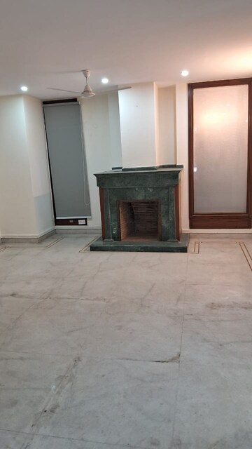 Room in 6 BHK Villa at Dlf Phase I – for Rent