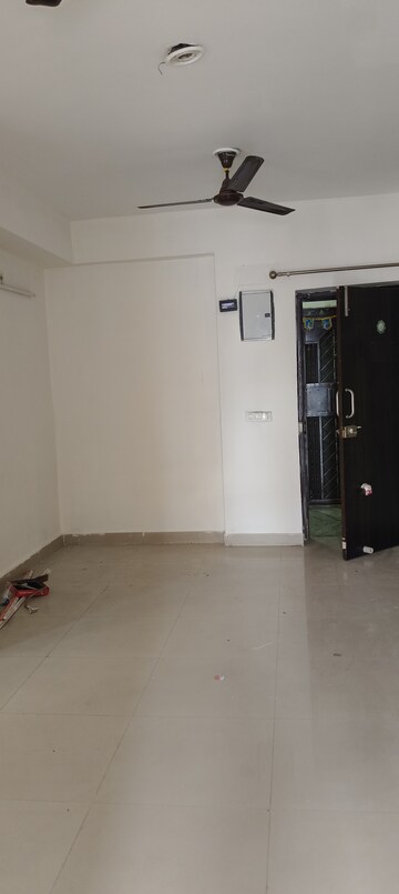 Room in 2.5 BHK Apartment at Galaxy North Avenue ll, Gaur City 2 – for Sale