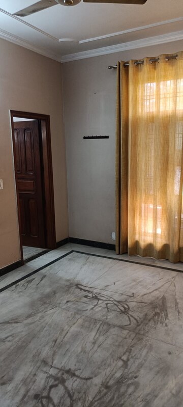 Room in 2 BHK Builder Floor at Sector 28 – for Rent
