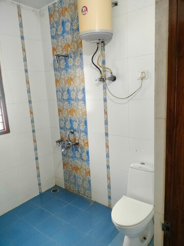 Bathroom in 6 BHK Villa at Gomti Nagar – for Rent