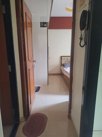 Room in 1 BHK Builder Floor at Kandivali West – for Rent