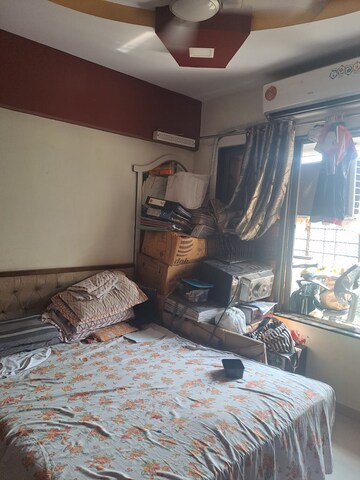 Room in 1 BHK Builder Floor at Kandivali West – for Rent