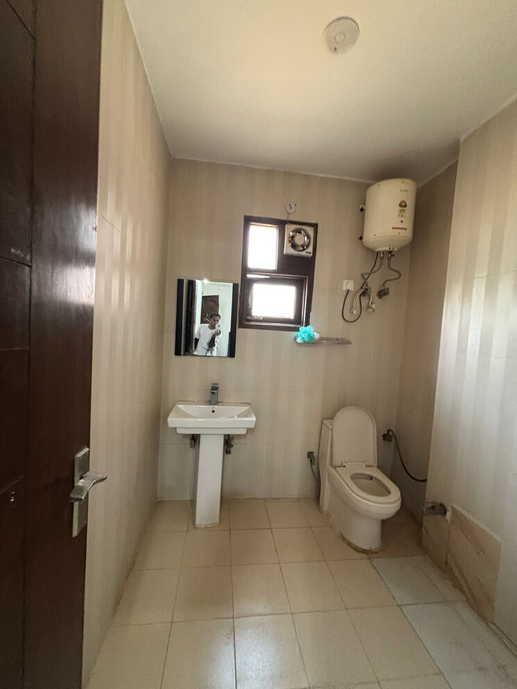 Bathroom, chattarpur 3 Bedroom 140 Sq.Yd. Builder Floor In Chattarpur Delhi 8581071